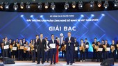 Đại diện MoMo nhận giải thưởng