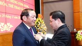 Bộ trưởng Bộ VH-TT-DL Nguyễn Văn Hùng nhận Huy hiệu 40 năm tuổi Đảng