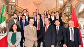 墨西哥市经济发展专责部长法德拉拉接待本市代表团。