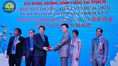 第四届理事会会长郑修江交印给第五届理事会会长陈文章(左三)。