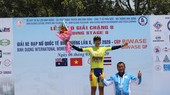 Tay đua Somrat đang mặc chiếc Áo vàng sau 8 chặng.