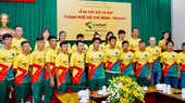 Đội TPHCM trong màu áo mới. Ảnh: HOÀNG HÙNG