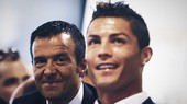 Siêu cò Jorge Mendes (trái) bên cạnh Cristiano Ronaldo.