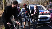 Richie Porte được nhân viên y tế chăm sóc