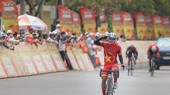 Nguyễn Văn Nhã ăn mừng chiến thắng tại đích đến. Ảnh: HOÀNG HÙNG