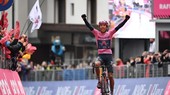 Áo hồng Egan Bernal một mình về đích thắng chặng 16