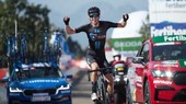 Tay đua Romain Bardet vui mừng ở đích đến