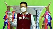 Cơ thủ Nguyễn Như Lê với chiếc cúp vô địch