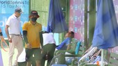 Lý Hoàng Nam đau đớn trong sự chăm sóc của nhân viên y tế