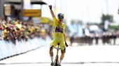 Wout van Aert một mình cán đích đầu tiên