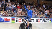 Filippo Ganna mừng chiến thắng nội dung Individual Pursuit