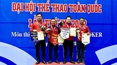 Trần Đức Minh (thứ hai từ trái sang) trên bục nhận thưởng