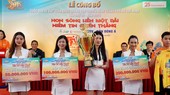 Ban tổ chức giới thiệu mẫu Cúp của giải. Ảnh: HOÀNG HÙNG
