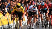 Primoz Roglic (trái) chiến thắng màn nước rút ấn tượng