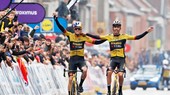 Wout van Aert (phải) và Christophe Laporte khoác vai trước khi về đích