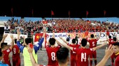 Đội Việt Nam chào cám ơn khán giả hâm mộ sau trận đấu. Ảnh: MINH HOÀNG