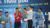 Ông Nguyễn Hồng Hải, TGĐ công ty Thái Sơn Nam trao Cúp vô địch cho đội Trường Năng khiếu TDTT. Ảnh: ANH TRẦN