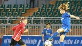 Đội Sơn La (áo đỏ) suýt gây bất ngờ trước TNG.Thái Nguyên. Ảnh: NGUYỄN HOÀNG
