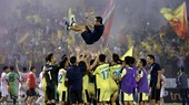 Cầu thủ Hà Nội B tung hô HLV Minh Đức sau khi... thua Nam Định ở trận play-off. Ảnh: MINH HOÀNG