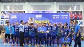 Lãnh đạo HFF và nhà tài trợ trao Cúp vô địch cho đội Hải Phương Nam