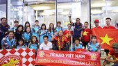 HLV Mai Đức Chung và các cầu thủ về sân bay Nội Bài chụp ảnh cùng người hâm mộ. Ảnh: Minh Hoàng