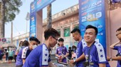 CĐV Hà Nội FC đồng hành cùng đội nhà trên sân Thống Nhất. Ảnh: DŨNG PHƯƠNG