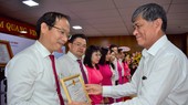 TS Nguyễn Văn Hiếu, Giám đốc Sở GD-ĐT TPHCM trao tặng giấy khen cho các tập thể và cá nhân