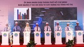 Bí thư Thành ủy TPHCM Nguyễn Văn Nên, Chủ tịch UBND TPHCM Phan Văn Mãi cùng lãnh đạo sở, ngành bấm nút khởi công