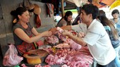 The prices of pork climb due to inadequate supply. (Photo: SGGP)