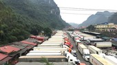 Container trucks carrying agricultural products are jammed at Tan Thanh Border Gate in Lang Son Province. (Photo: SGGP)