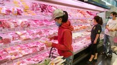 Consumers buy pork at a supermarket. (Photo: SGGP)