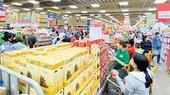 Customers go shopping at a supermarket. (Photo: SGGP)
