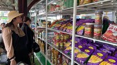 Enterprises introduce processed cashew nuts and agricultural products to customers. (Photo: SGGP)