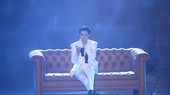 Gil Lê khoe giọng hát cao vút với “Biển tình”, Roy Nguyễn làm sống lại nhạc phim “Mùi ngò gai”