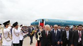 Party General Secretary Nguyen Phu Trong arrived at Pochentong airport in Phnom Penh on July 20 morning (Photo: VNA)
