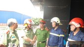 Police officers at scene of the Carina Plaza fire (Photo: VNA)