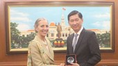 Vice Chairman of the Ho Chi Minh City People’s Committee Tran Vinh Tuyen (R) receives Baroness Fairhead, Minister of State for Trade and Export Promotion at the UK Department for International Trade (Photo: VNA)