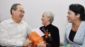 Secretary of the City’s Party Committee Nguyen Thien Nhan visits Vietnamese Heroic Mother Le Thi Cach. (Photo: Sggp)