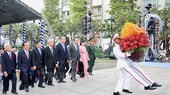 The delegation offer flowers to President Ho Chi Minh at his statue at Ho Chi Minh Statue Park in front of the City Hall. (Photo: Sggp)