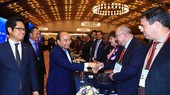 Prime Minister Nguyen Xuan Phuc (third, left) greets participants at the Vietnam Business Summit in Hanoi on September 13 (Photo: VNA)