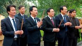 Deputy Prime Minister Vuong Dinh Hue ( C) offers incense and flowers at the Great Luminary Nguyen Cong Tru temple in Ha Tinh province. (Photo: Sggp)