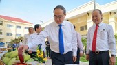 Secretary of the Ho Chi Minh City Party Committee Nguyen Thien Nhan visits an exhibition of local specialities of Can Gio district. (Photo: Sggp)