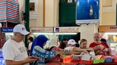 Foreign tourists visit HCMC. (Photo: SGGP)