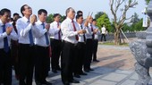 Secretary of HCMC Party Committee Nguyen Thien Nhan and the delegation offer incense to commemorate President Ho Chi Minh and his ancestors in Chung Son Temple in Nghe An Province. (Photo: SGGP)