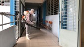 A worker is disinfecting Nguyen Du High School (Photo: SGGP)