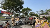 Tan Tuc traffic police team catches many outdated motor vehicles. (Photo: SGGP)