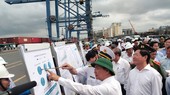 Prime Minister Nguyen Xuan Phuc visits Cai Mep international terminal (Photo: SGGP)