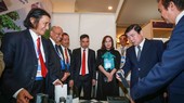 Chairman of HCMC People's Committee Nguyen Thanh Phong (2nd, R) and overseas Vietnamese at the meeting in 2020