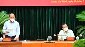 President Nguyen Xuan Phuc (L) and Secretary of the HCMC Party Committee Nguyen Van Nen at the working session (Photo: SGGP)