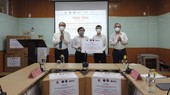 Professor Nguyen Thien Nhan (L) and representatives of HCMC authorities, HCMC Pasteur Institute and VGU attend the receiving event. (Photo: SGGP)